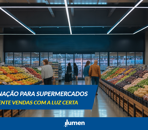 "Vista ampla de um supermercado moderno com iluminação LED linear nos corredores, destacando frutas e verduras frescas. Exemplo de projeto de iluminação para supermercados que valoriza produtos e aumenta as vendas."