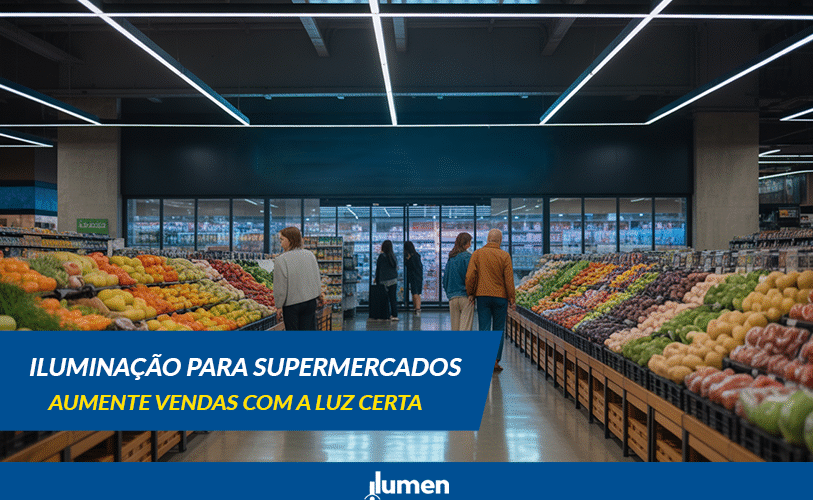 "Vista ampla de um supermercado moderno com iluminação LED linear nos corredores, destacando frutas e verduras frescas. Exemplo de projeto de iluminação para supermercados que valoriza produtos e aumenta as vendas."