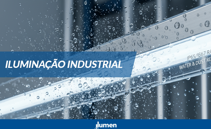 “Luminária LED industrial moderna em destaque, com visual técnico e profissional, demonstrando proteção contra poeira e respingos d’água — partículas e gotas ao redor da luminária, ilustrando o conceito de índice de proteção (IP65 ou IP67). Ambiente limpo e bem iluminado, estilo fotorrealista, luz fria e suave, fundo industrial ou técnico minimalista (cinza claro, azul metálico). Composição centralizada, foco em tecnologia, durabilidade e resistência, estética moderna e corporativa, iluminação de destaque refletindo eficiência e segurança.”