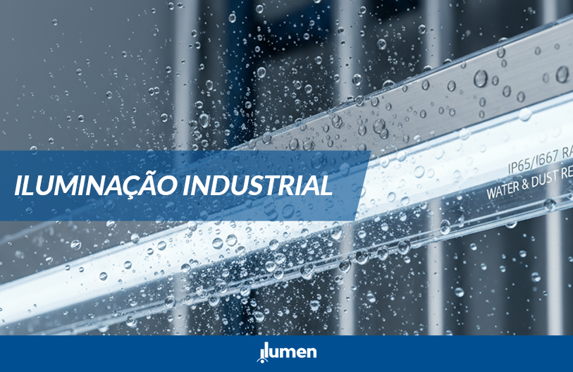 “Luminária LED industrial moderna em destaque, com visual técnico e profissional, demonstrando proteção contra poeira e respingos d’água — partículas e gotas ao redor da luminária, ilustrando o conceito de índice de proteção (IP65 ou IP67). Ambiente limpo e bem iluminado, estilo fotorrealista, luz fria e suave, fundo industrial ou técnico minimalista (cinza claro, azul metálico). Composição centralizada, foco em tecnologia, durabilidade e resistência, estética moderna e corporativa, iluminação de destaque refletindo eficiência e segurança.”