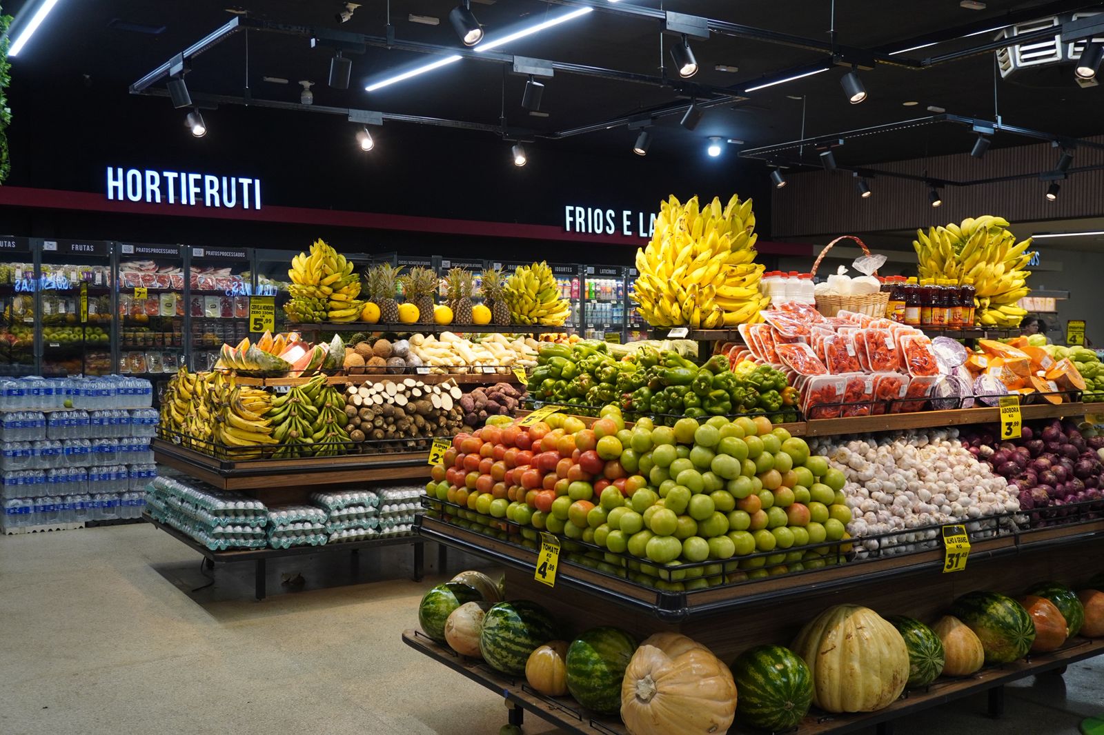 Iluminação para hortifrúti em supermercado com luminárias LED Ilumen, destacando frutas, verduras e produtos frescos.