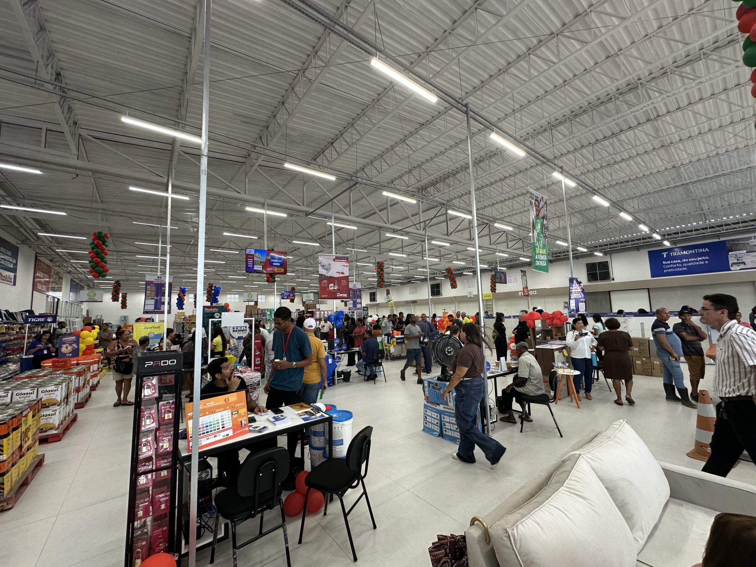 Loja de materiais para construção iluminada com luminárias LED da Ilumen, com boa visibilidade nos corredores e expositores