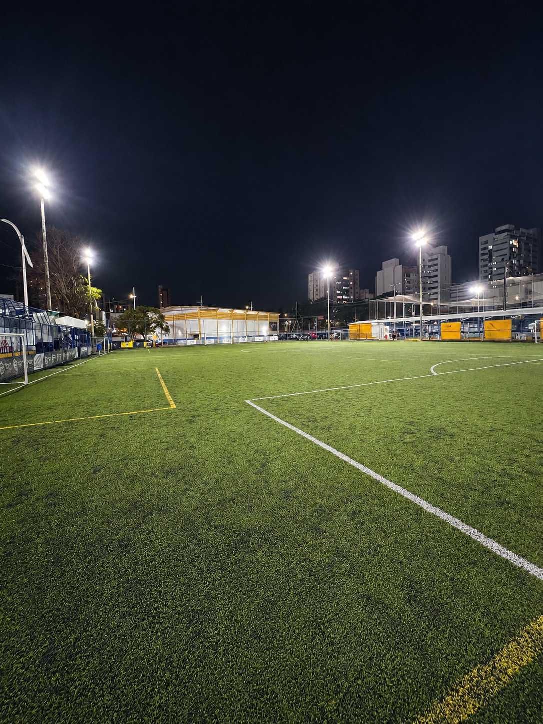 Quadra esportiva com iluminação LED profissional