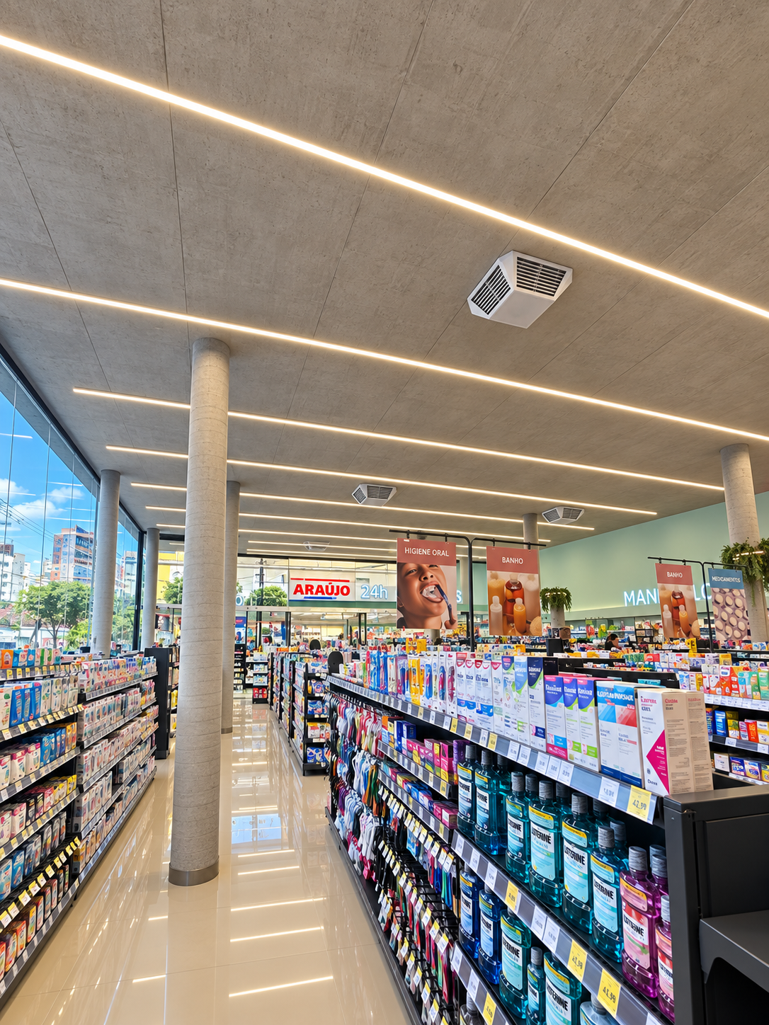Área de vendas de farmácia com iluminação linear LED
