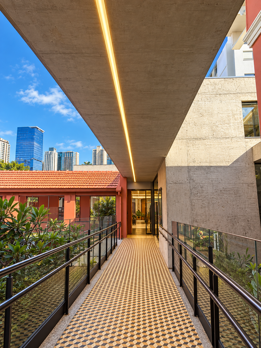 Circulação com iluminação linear integrada à arquitetura