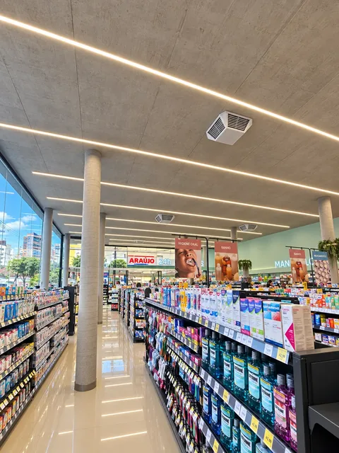 Área de vendas de farmácia com iluminação linear LED